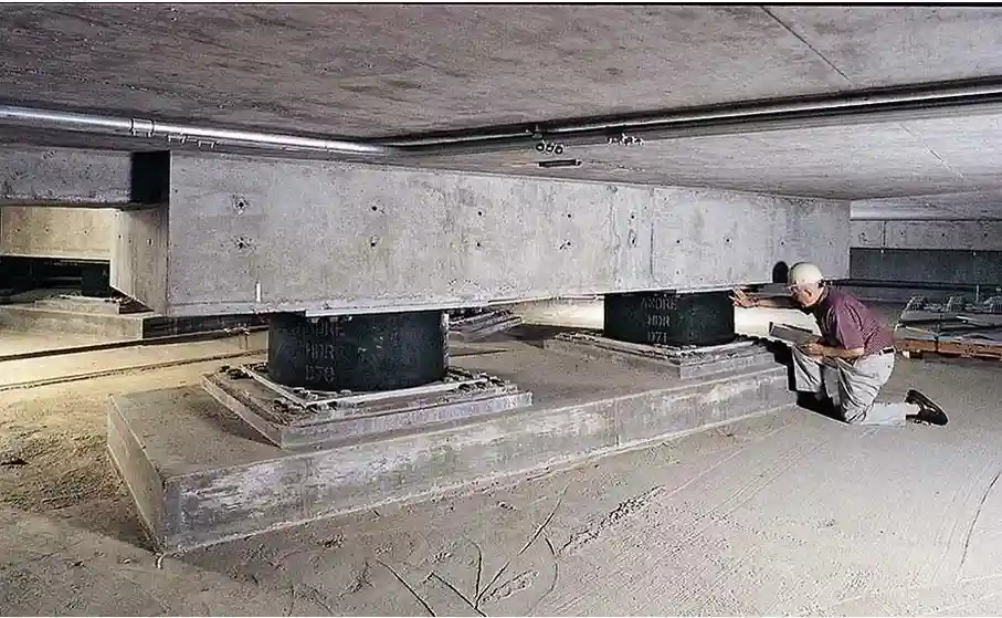 Diseño de aislación sísmica de base en Santiago — Soluciones reales contra el movimiento