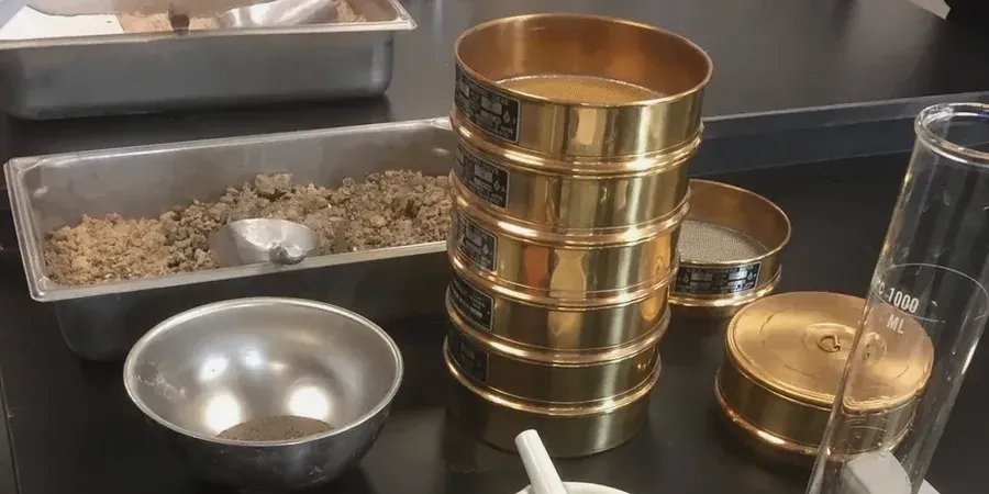 Análisis Granulométrico en Santiago: Tamices e Hidrómetro para Suelos de la Cuenca
