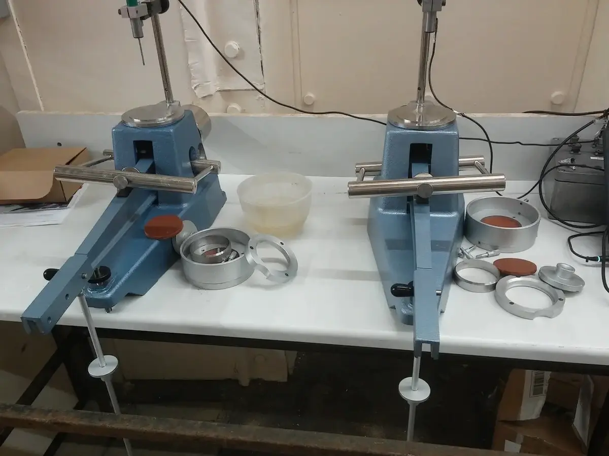 Límites de Atterberg en Santiago: Control de Plasticidad del Suelo Según NCh